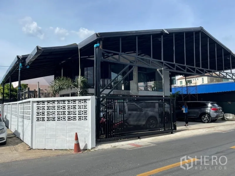 สำนักงานที่บ้าน ให้เช่าในWang Thonglang, Bangkok - มุมมองหัวมุมพร้อมรั้วเหล็กสีดำและกำแพงบล็อกช่องลมสีขาว