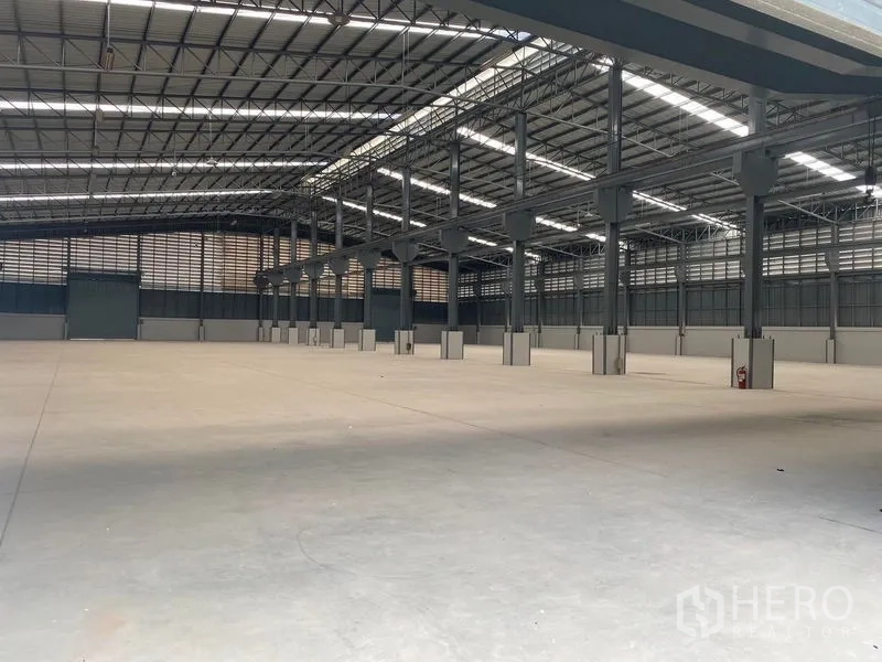 货栈 出租在Bang Phli, Samut Prakan - 仓库内部全景，通风百叶、清晰的跨距结构与大面积使用空间。
