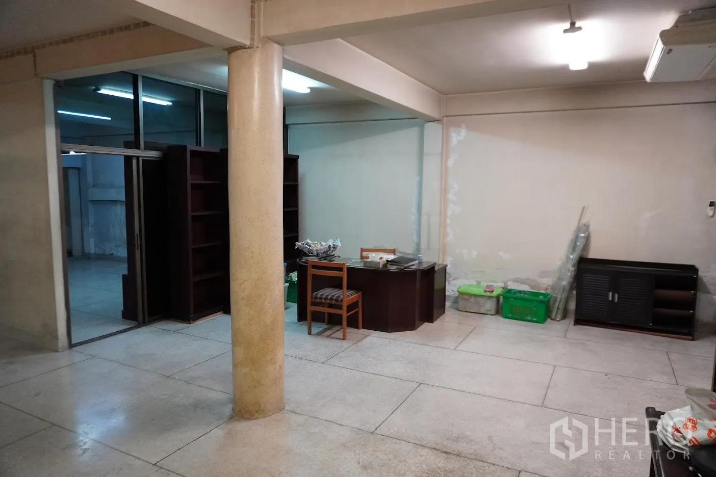 店屋 出租在Watthana, Bangkok - 一楼工作区，玻璃隔断、办公桌和储物柜。