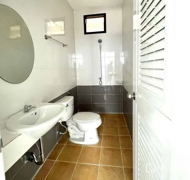 Factory for rent or sale in Mueang Samut Sakhon, Samut Sakhon - Clean restroom with toilet, sink and shower inside the facility.