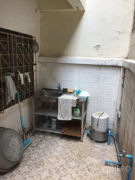 联排别墅 出租在Khlong Toei, Bangkok - 后院杂物与清洗区，配不锈钢水槽和瓷砖地面