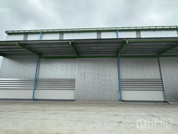 Warehouse for rent in Wang Noi, Phra Nakhon Si Ayutthaya - Close-up of the warehouse facade with a large sliding door and deep loading canopy.