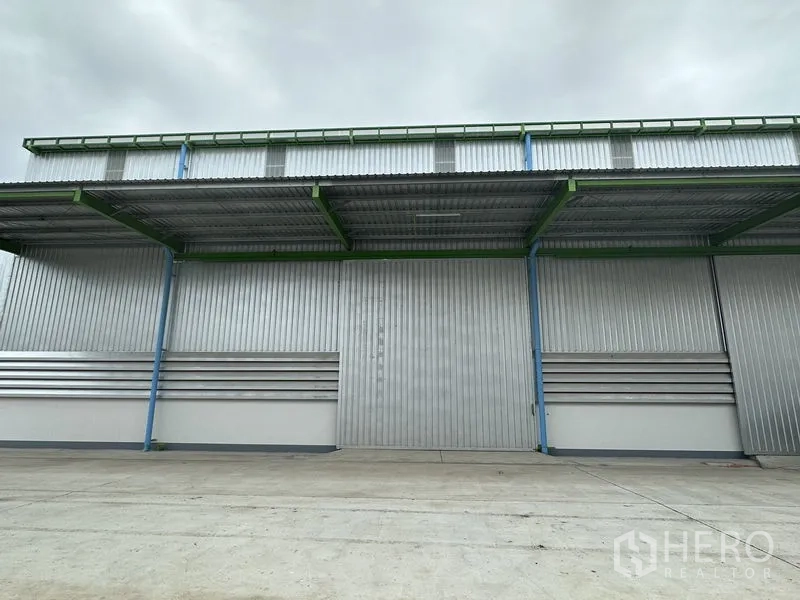 Warehouse for rent in Wang Noi, Phra Nakhon Si Ayutthaya - Close-up of the warehouse facade with a large sliding door and deep loading canopy.