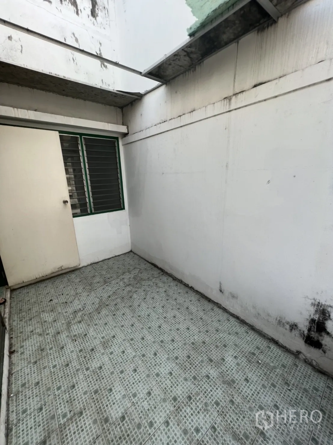 联排别墅 出售在Watthana, Bangkok - 小型瓷砖庭院，部分开放屋顶与排水口，适合洗衣区。