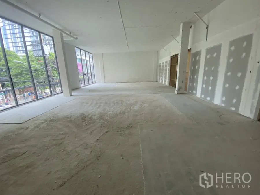 零售空间 出租 - 开放式零售商铺壳体，高挑层高、混凝土地面与落地窗，采光充足并具街道可见度。