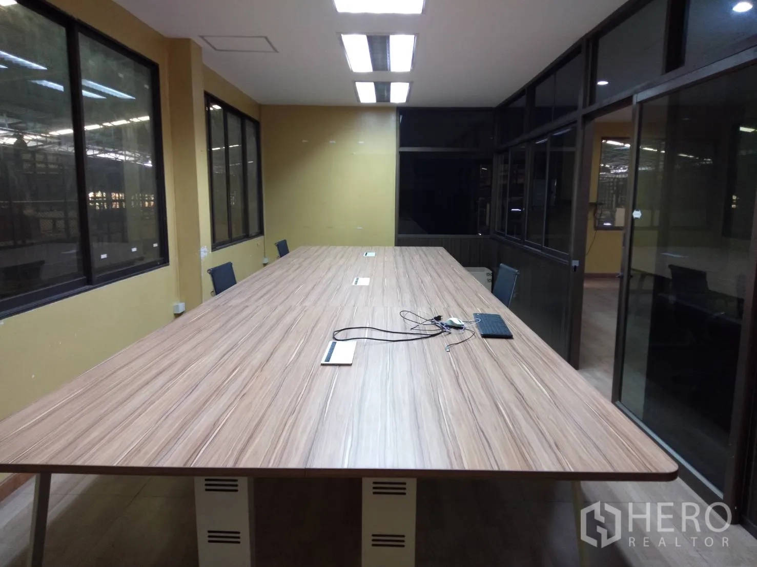 Factory for rent in Lam Luk Ka, Pathum Thani - Conference room with a long table, chairs and ceiling lights.