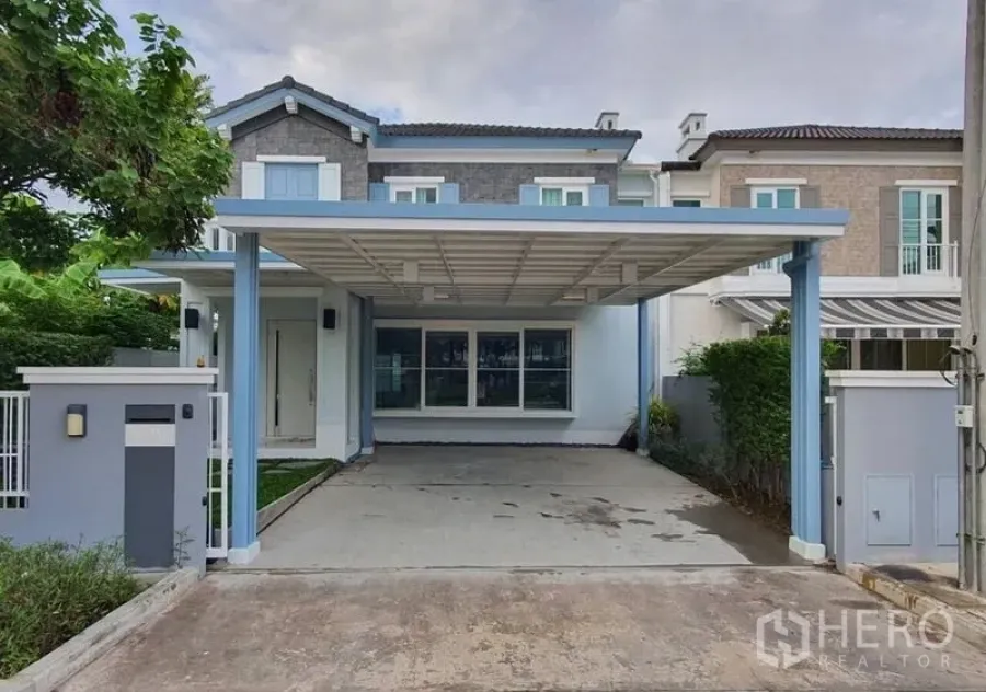 Detached House for rent - Front elevation of the house with gated entrance and covered parking.