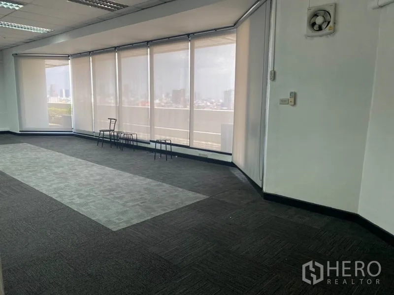 Office Space for rent in Din Daeng, Bangkok - Open workspace with large corner windows, roller shades and city views.