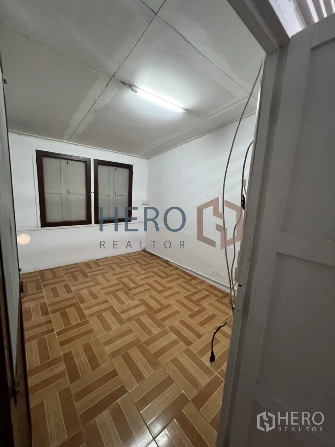 Detached House for rent in Watthana, Bangkok - Small spare room with window and patterned tile flooring.