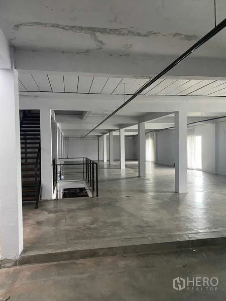 Retail Space for rent in Bang Na, Bangkok - Open space with stairwell, beams and perimeter windows.