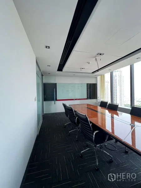 办公空间 出租在Huai Khwang, Bangkok - 会议室侧视图，白板墙与临窗城市景。