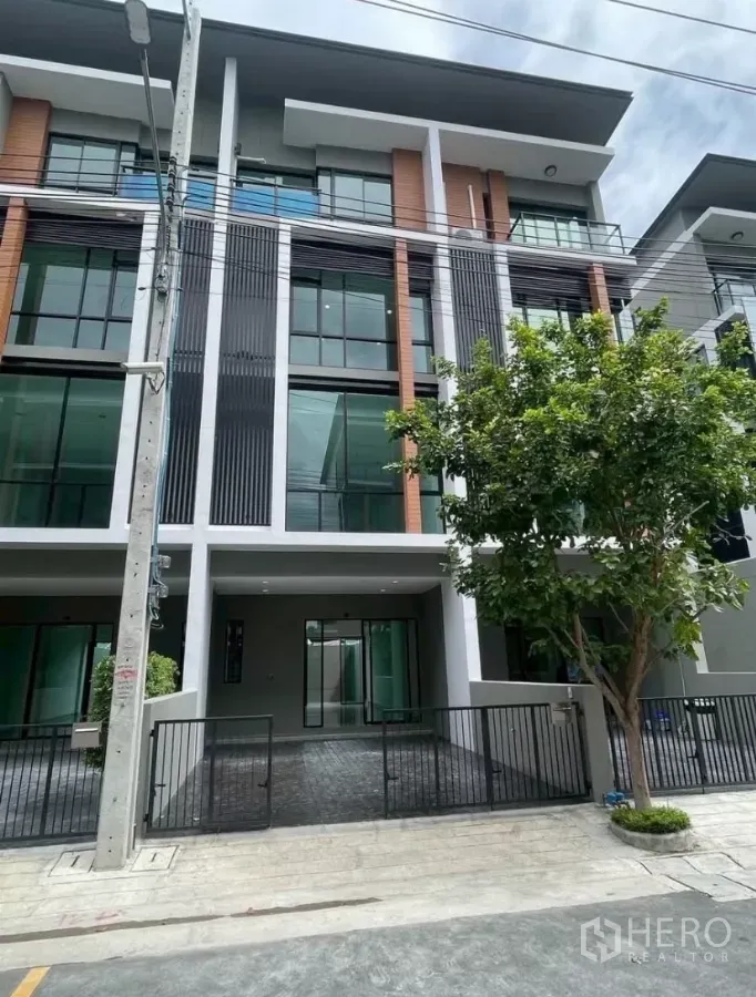Home Office for rent in Bueng Kum, Bangkok - Modern multi-storey home office facade with floor-to-ceiling windows and gated parking in Bueng Kum.