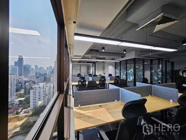 办公空间 出租在Ratchathewi, Bangkok - 靠窗工作位，裸顶天花与玻璃会议室，远眺市景
