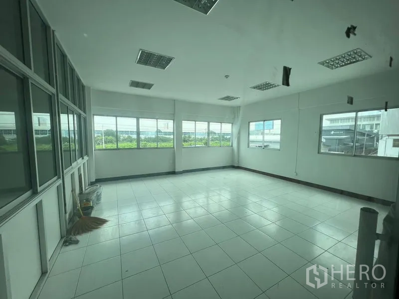 货栈 出租在Lat Krabang, Bangkok - 采光充足的夹层办公室，落地窗眺望工业园景观。