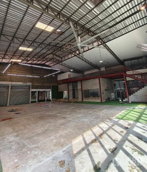 Warehouse for rent in Khlong Toei, Bangkok - Bright warehouse with mezzanine walkway, skylights and open floor space.