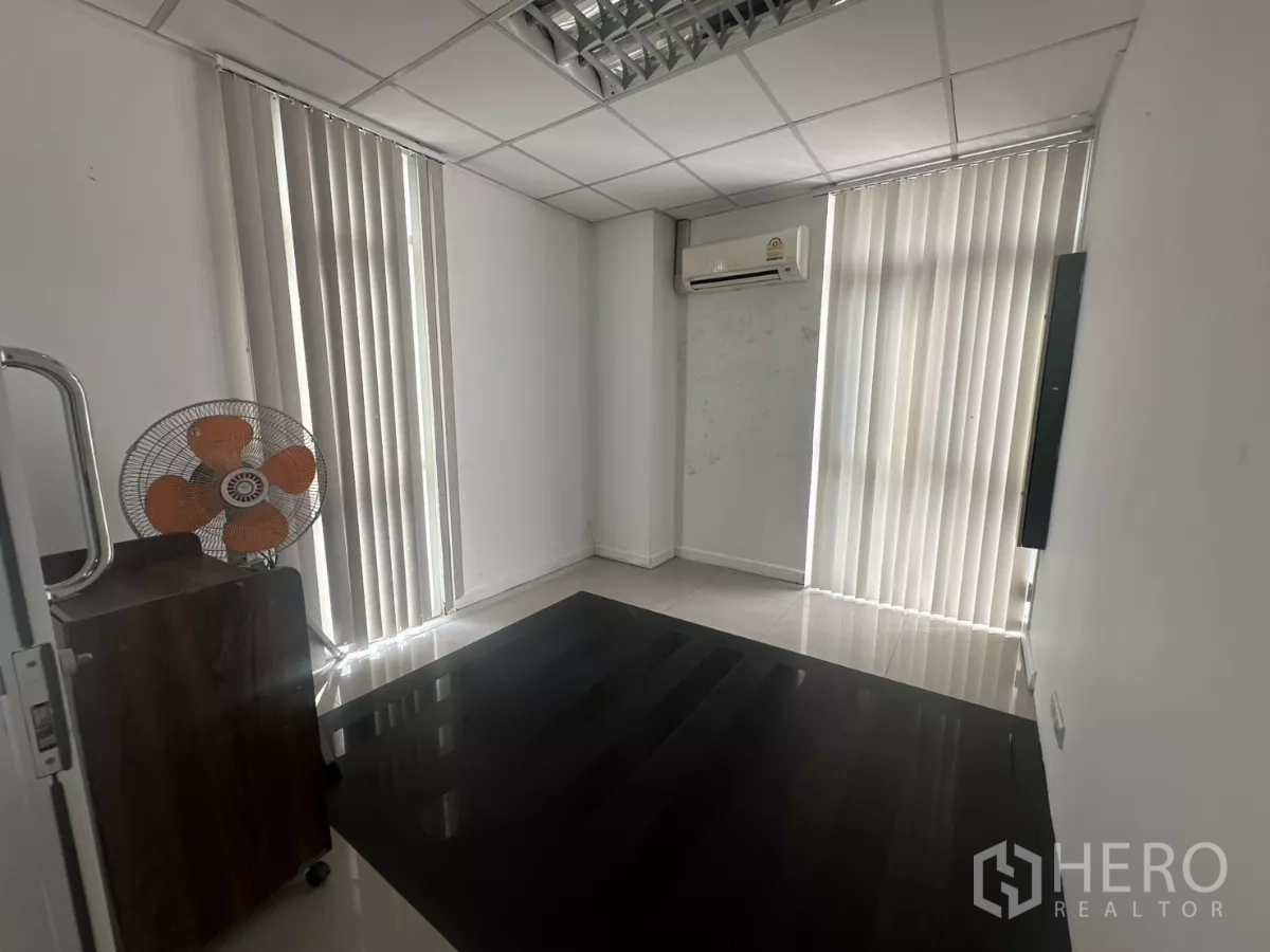 办公空间 出租在Huai Khwang, Bangkok - 紧凑型主管办公室，挂壁空调、竖百叶与深色地垫。