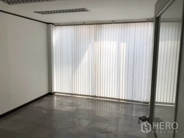 Home Office for rent in Huai Khwang, Bangkok - Bright private office featuring vertical blinds and marble tile flooring.