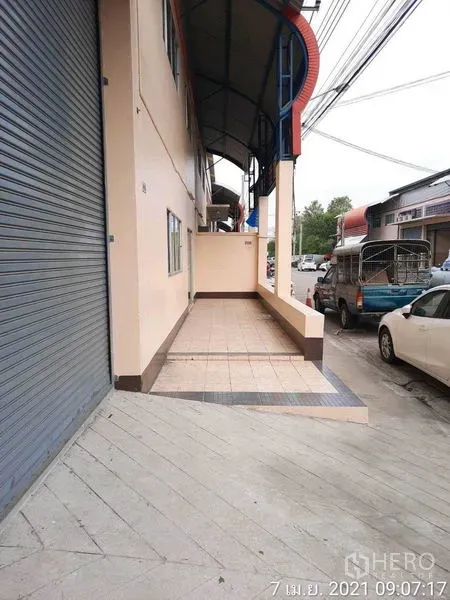 工厂 出租在Bang Bua Thong, Nonthaburi - 街侧带顶棚的瓷砖装卸平台，紧邻卷帘门。