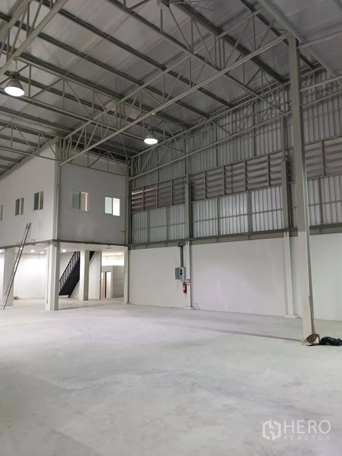 货栈 出租在Khlong Sam Wa, Bangkok - 仓库内墙设有百叶通风口、配电箱与灭火器。