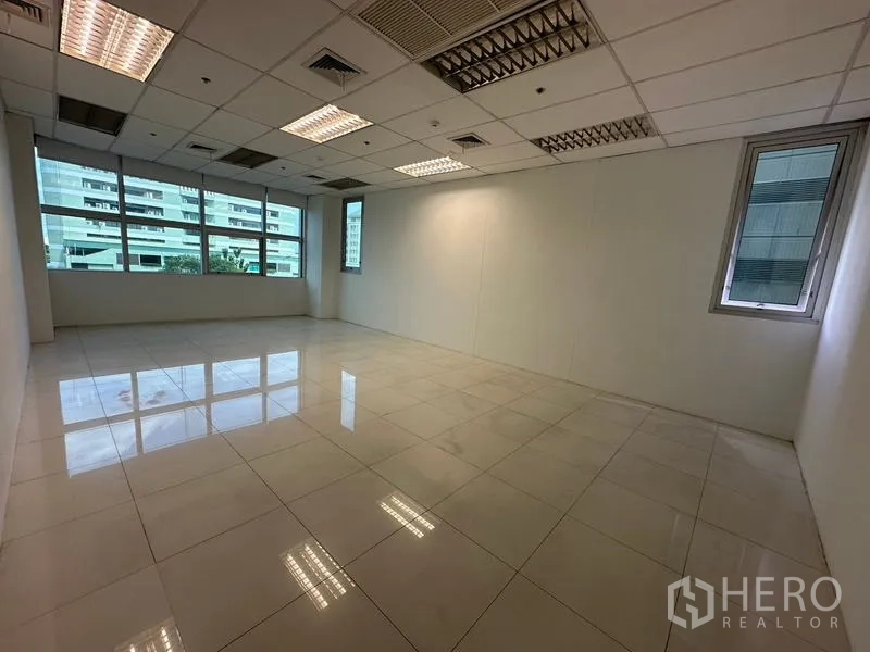 สำนักงาน ให้เช่าในRatchathewi, Bangkok - ห้องมุมส่วนตัว พื้นกระเบื้อง หน้าต่างสองด้านและฝ้าอะคูสติก