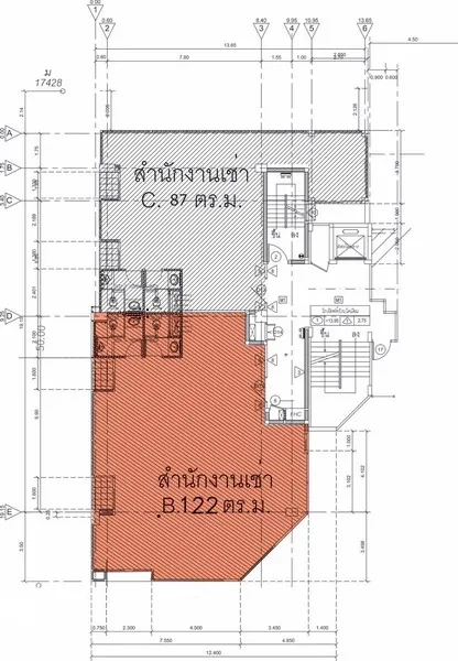 办公空间 出租在Khlong Toei, Bangkok - 平面图，标注122㎡办公室单元与共享中庭设施