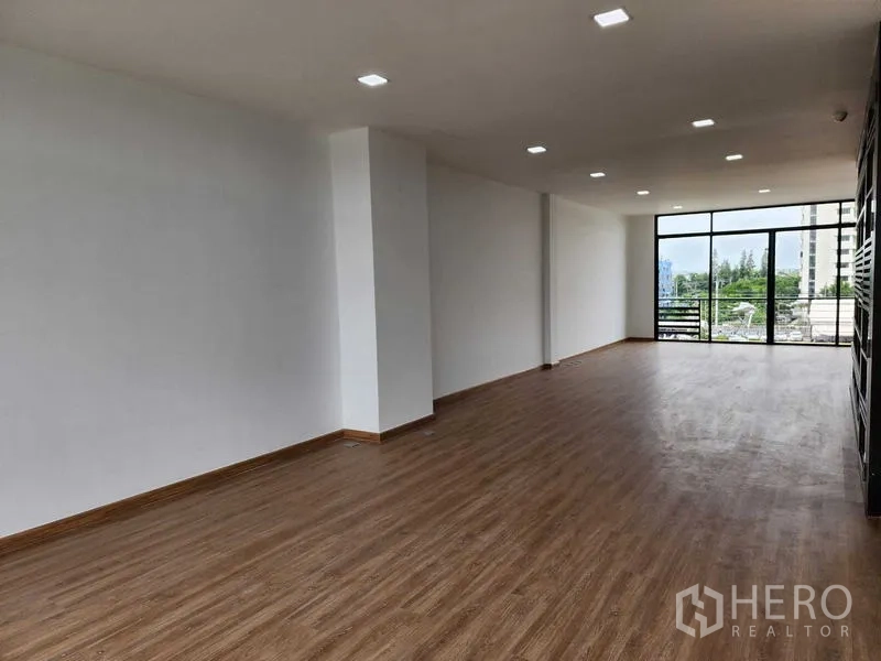 货栈 出租在Phra Khanong, Bangkok - 狭长而明亮的工作空间，嵌灯与观景落地窗