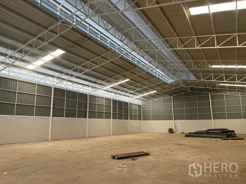 Warehouse for rent in Min Buri, Bangkok - Open-plan warehouse hall with skylights and wide, column-free floor space.