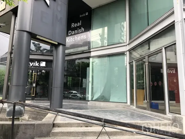 พื้นที่ขายปลีก ให้เช่าในWatthana, Bangkok - มุมทางเข้าหน้าร้านกระจก ประตูกระจกคู่ บันไดกว้าง และหน้าต่างโชว์สินค้า