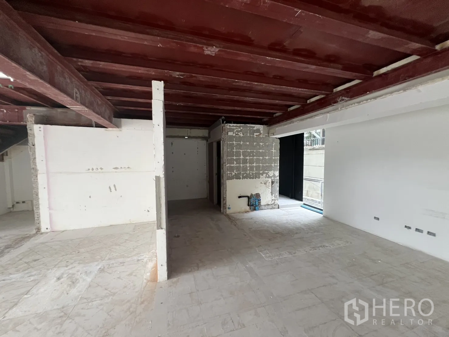 Retail Space for rent in Watthana, Bangkok - Mezzanine underside with plumbing points and service wall in shell condition.