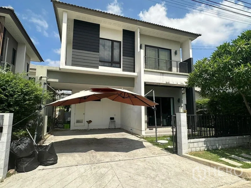Detached House for rent in Bang Phli, Samut Prakan - Modern two-storey detached house with carport and large umbrella in Bang Phli.