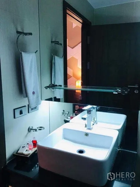 Shophouse for rent in Watthana, Bangkok - Modern bathroom with twin square basins and large mirror