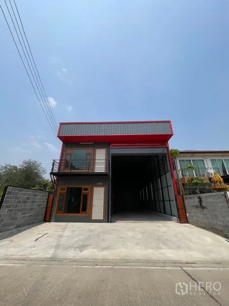 Warehouse for rent in Lam Luk Ka, Pathum Thani - Front elevation showing balcony office and oversized entry suitable for truck access.