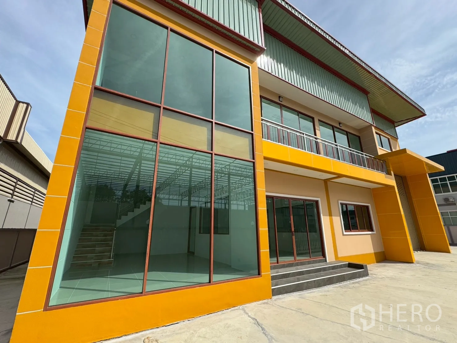 โรงงาน for sale in Mueang Samut Sakhon, Samut Sakhon - ด้านหน้าออฟฟิศกระจกเต็มบาน มีบันไดและระเบียงชั้นบน
