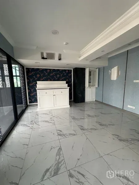 Retail Space for rent in Bang Na, Bangkok - Open-plan area featuring a built-in white counter, large windows and glossy porcelain flooring.