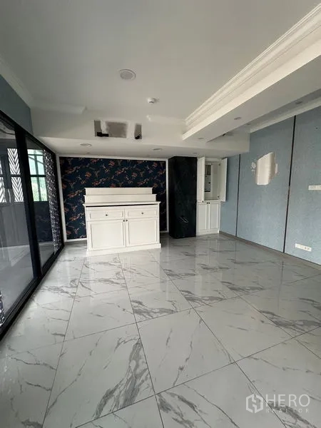Retail Space for rent in Bang Na, Bangkok - Open-plan area featuring a built-in white counter, large windows and glossy porcelain flooring.