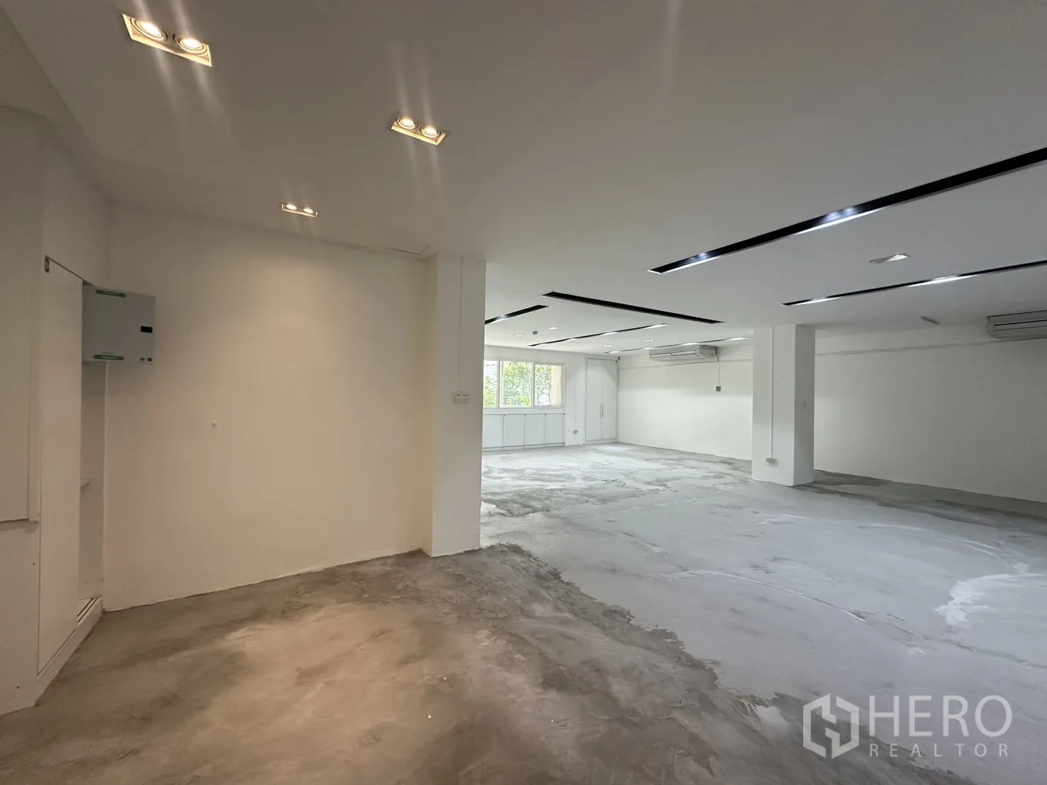 Office Space for rent in Pathum Wan, Bangkok - Corner area with utility cabinet leading into the main office floor.