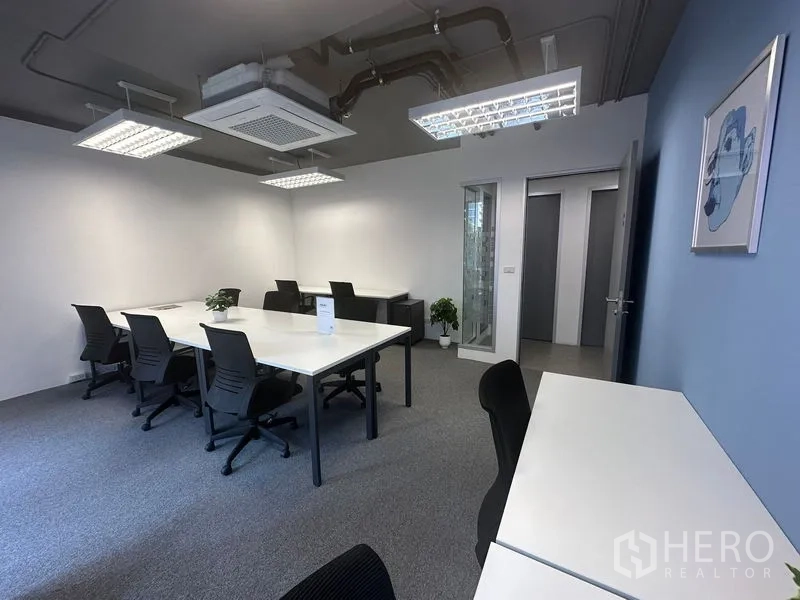 Office Space for rent - Furnished 25 sqm office with eight workstations, cassette air‑conditioning and carpet flooring in Khlong Toei, Bangkok.