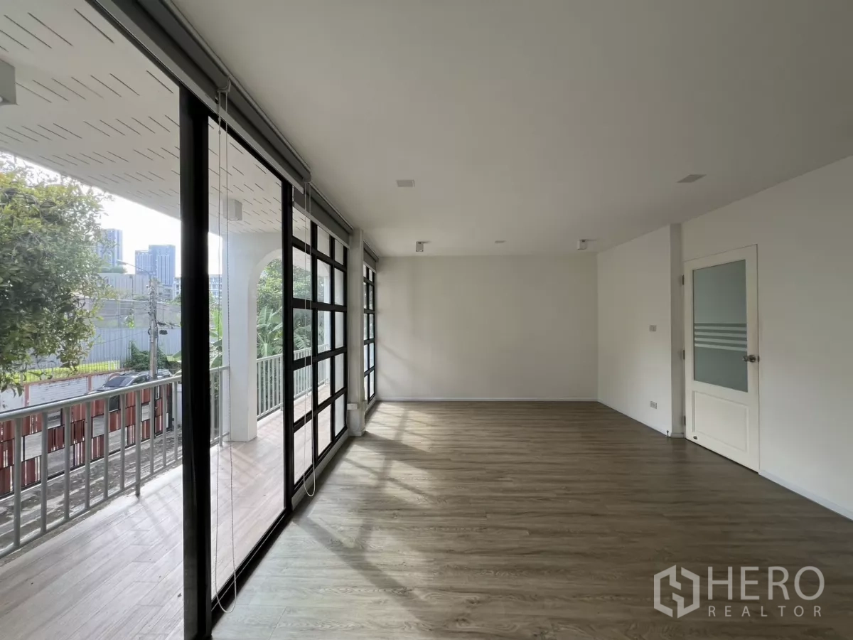 带办公室的家 出租或出售在Phra Khanong, Bangkok - 宽敞房间，推拉玻璃门连接阳台走道