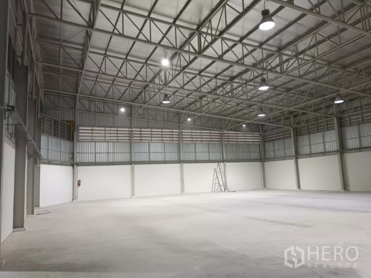 货栈 出租在Khlong Sam Wa, Bangkok - 仓库内部宽敞高挑，钢结构桁架与LED照明，混凝土地面平整。