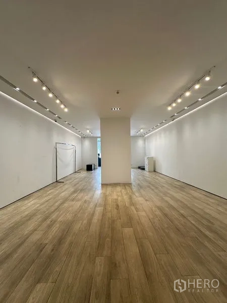 Home Office for rent in Phra Khanong, Bangkok - Open office floor with track lighting leading to a bright front lobby.