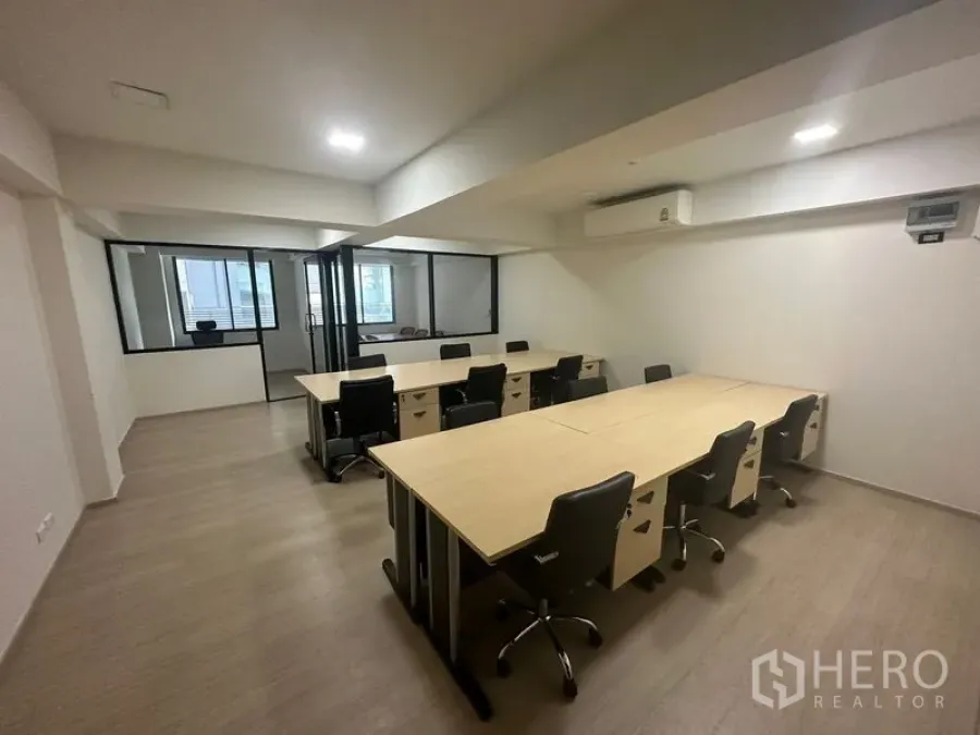 Office Space for rent in Khlong Toei, Bangkok - Open-plan office with modular desks, swivel chairs, glass-partitioned rooms and air conditioning.