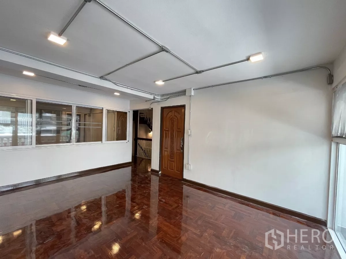 Home Office for rent in Khlong Toei, Bangkok - Upper-floor room with glossy wooden floors, large windows and solid wooden door.