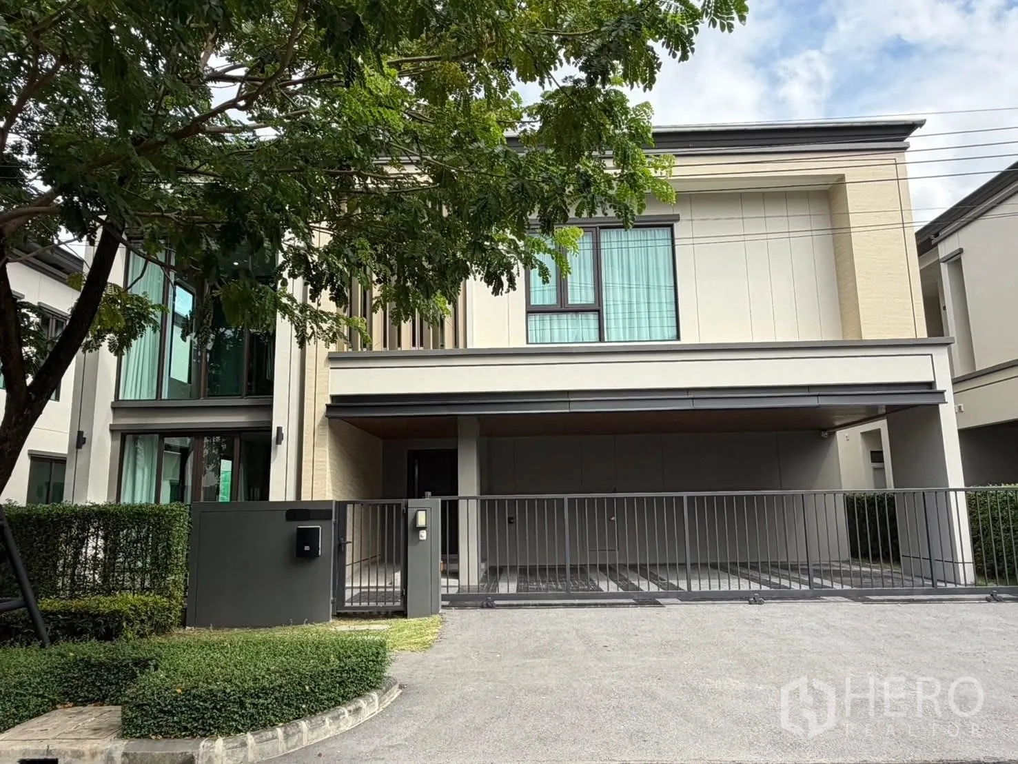 บ้านเดี่ยว for rent in Bang Phli, Samut Prakan - ภาพภายนอกบ้านเดี่ยวสองชั้นสมัยใหม่ รั้วและที่จอดรถในร่ม หน้าต่างบานใหญ่