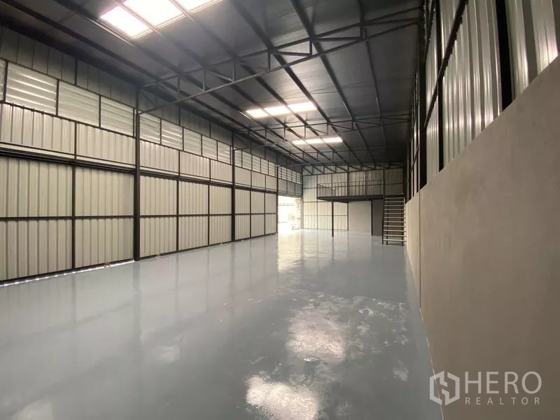 Warehouse for rent in Wang Thonglang, Bangkok - Long clear-span warehouse space with bright skylights, metal cladding walls and polished floor