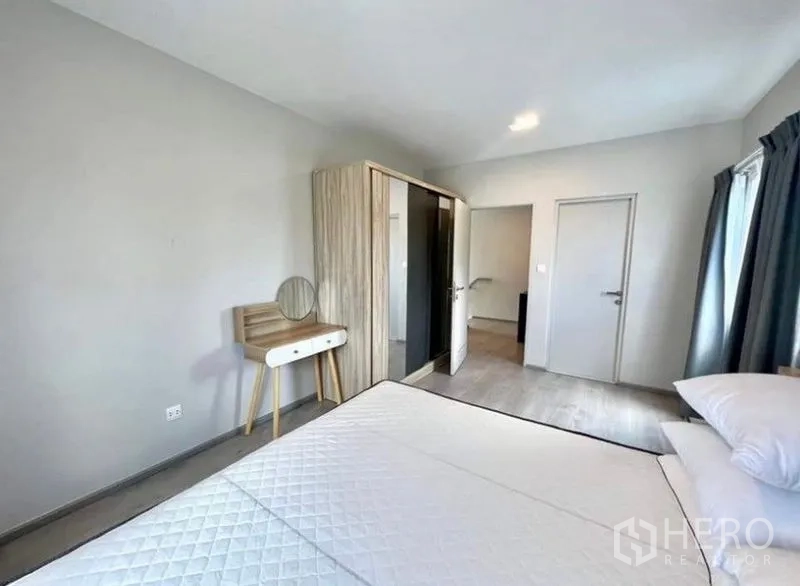 Detached House for rent - Spacious bedroom showing dressing table, wardrobe and abundant natural light.