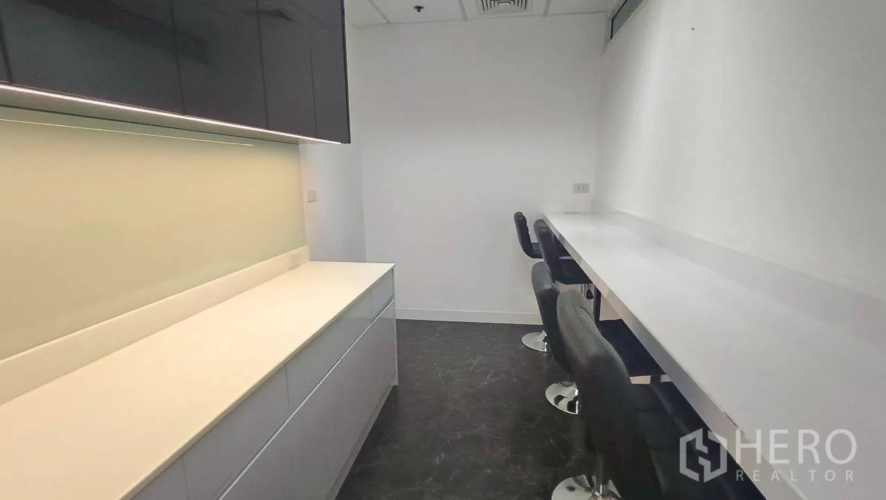 ออฟฟิศ for rent in Ratchathewi, Bangkok - แพนทรีพร้อมเคาน์เตอร์ยาว ตู้ลอย และเก้าอี้สตูล.