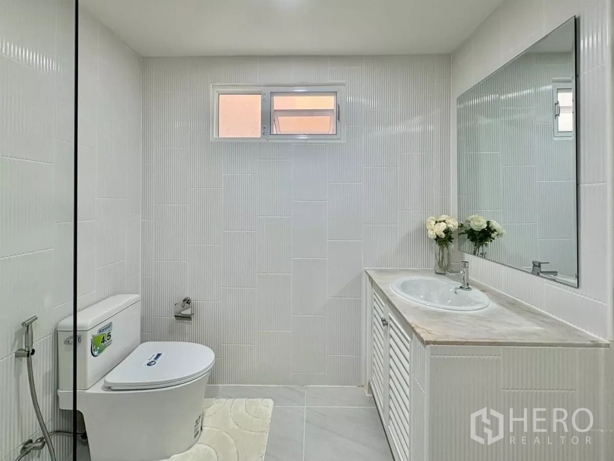 独立式住宅 出租在Huai Khwang, Bangkok - 浴室盥洗台，大镜与下部储物柜