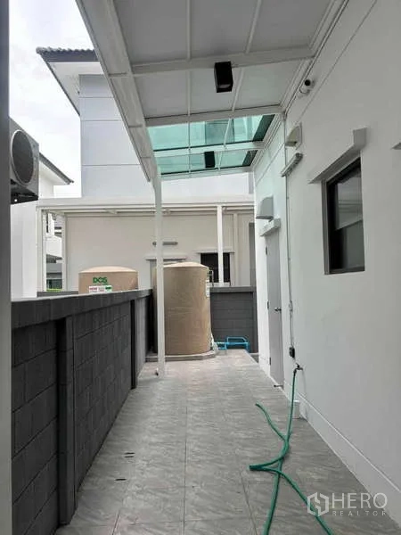Detached House for rent in Mueang Nonthaburi, Nonthaburi - Covered service yard with roof canopy, water tanks and utility fittings.