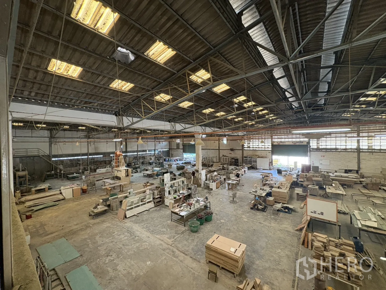 Factory for sale in Khlong Toei, Bangkok - Spacious production hall with high steel truss roof and skylights