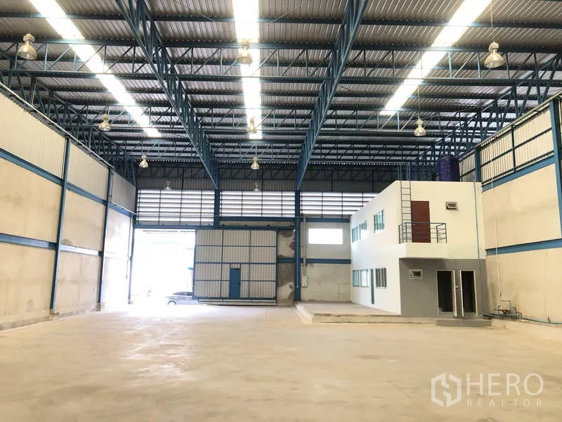 货栈 出租在Bang Phli, Samut Prakan - 室内视角展示大型卷闸门、明亮照明及两层办公室。